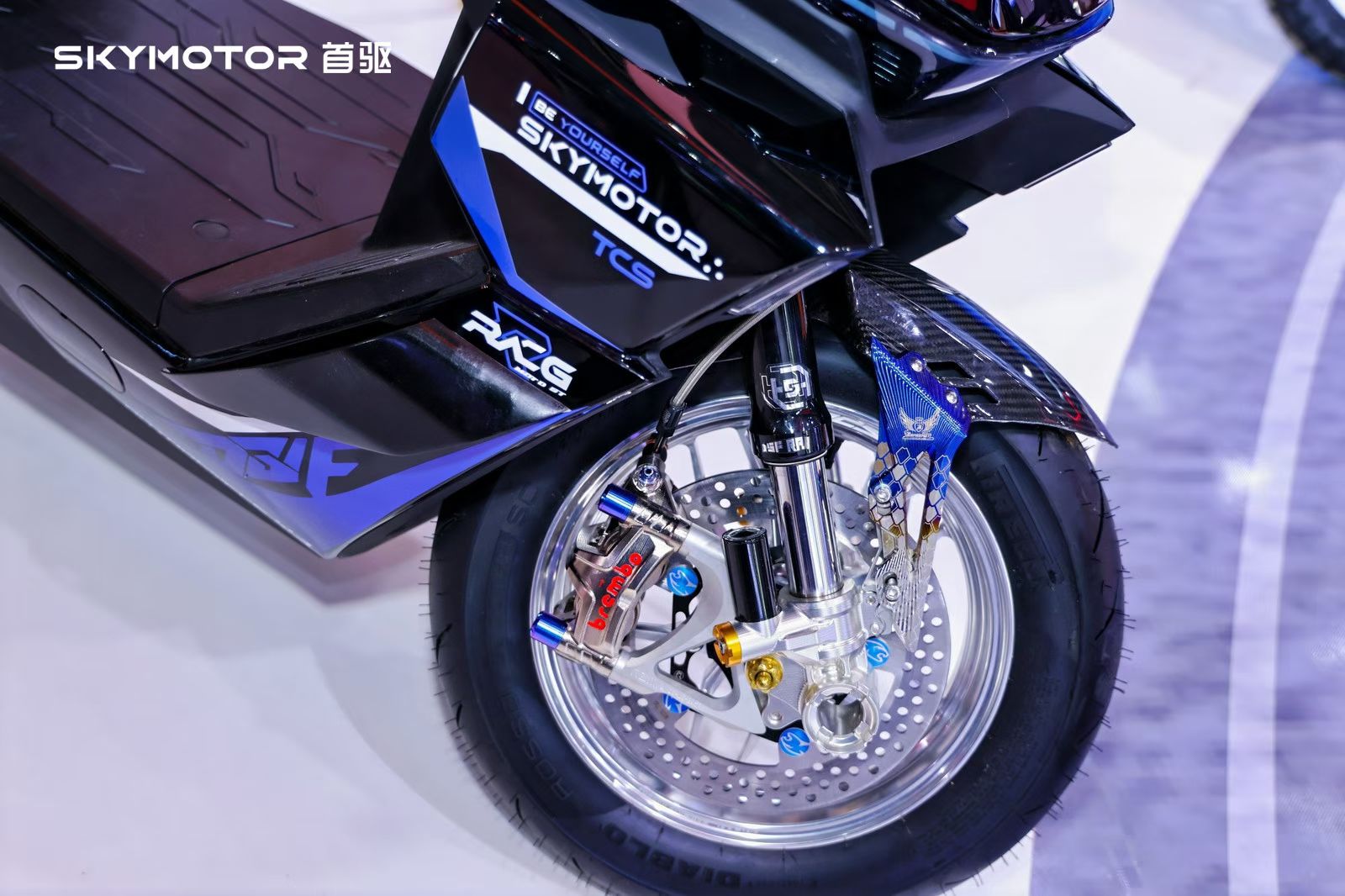 首驱以“智能”为核，以“性能”为翼，携DSF Racing基因重磅登场，重新定义电动骑行的边界。